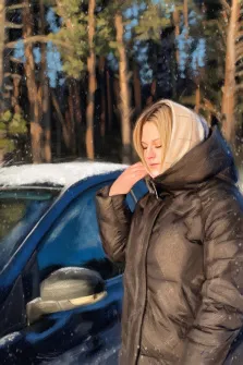 Женский портрет нарисованный  в стиле Под масло, художник Александра И. На изображении женщина в зимней одежде стоит на улице возле автомобиля. Вокруг нее снежная погода, и видны деревья, покрытые снегом.