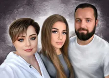 Портрет в стиле маслом, две женщины и мужчина стоят близко друг к другу, создавая ощущение семейного или дружеского единства. Фон выполнен в мягких серых тонах, что подчеркивает их лица и делает акцент на их выражениях. Художник Павел Д