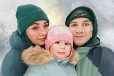 Под масло, художник Софья У Портрет в стиле маслом, мужчина, женщина и ребёнок. Они одеты в зимнюю одежду, на фоне виден снежный пейзаж. Лица членов семьи выражают тепло и радость, создавая атмосферу уюта и семейного счастья. Художник Софья У