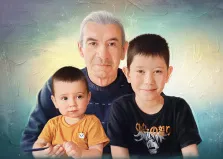 Под масло, художник Анастасия Ко Портрет в стиле маслом,пожилой мужчина и двое детей. Мужчина стоит за детьми, обнимая их, что символизирует семейную близость и заботу. Фон выполнен в мягких пастельных тонах с текстурным эффектом, создавая атмосферу тепла и уюта. Картина передает ощущение семейной гармонии и любви. Художник Анастасия Ко