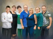 Под масло, художник Анастасия К Портрет в стиле маслом, группа из семи человек, стоящих рядом друг с другом. Они одеты в повседневную одежду, улыбаются и выглядят дружелюбно. Фон выполнен в мягких тонах, что создает теплую и уютную атмосферу.Художник Анастасия К