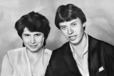 Портрет в стиле маслом,два человека, мужчина и женщина, выполненные в черно-белой гамме. Они выглядят счастливыми и улыбаются, создавая атмосферу тепла и близости. Фон картины нейтральный, что позволяет сосредоточиться на лицах героев. Художник Александра