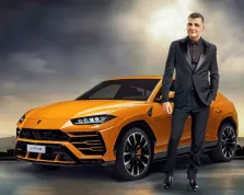 Портрет мужчины на фоне модной оранжевой машины, портрет В образе, художник Анастасия К