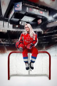 Портрет девушки В образе хоккеиста, девушка с длинными белыми волосами в форме хоккеиста сидит на воротах на катке,  художник Павел Д