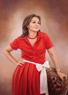 Маслом, художник Антонина Портрет девушки в красном платье на коричневом фоне, девушка опирается рукой о кресло, художник Антонина