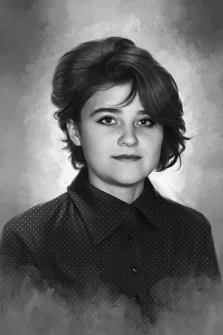 Женский портрет под масло. На картине изображён портрет молодой женщины с короткими тёмными волосами, одетой в тёмную рубашку в мелкий горошек с воротником. Фон выполнен в мягких серых тонах с лёгкой дымкой, создающей атмосферу спокойствия и лёгкой загадочности. Художник Лариса