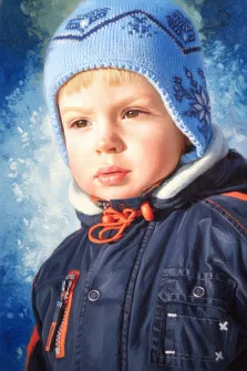 Детский портрет в стиле под масло.На картине изображён мальчик в тёплой зимней одежде: тёмно-синей куртке с оранжевыми деталями и голубой вязаной шапке с узором в виде снежинок. Фон выполнен в холодных голубых и белых тонах, создающих ощущение морозного зимнего дня. Художник Александра 