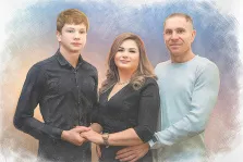 Семейный портрет в стиле карандаш. Слева — молодой человек в тёмной рубашке, в центре — женщина с длинными волнистыми волосами в чёрном платье, справа — мужчина в светлом свитере; все трое держатся за руки, создавая ощущение единства. Фон выполнен в мягких пастельных тонах с размытыми мазками, что придаёт изображению лёгкость и гармонию.. Художник Татьяна