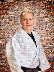 Женский портрет в стиле мозаика. На картине изображён портрет женщины с короткой светлой причёской, одетой в кимоно, составленное из множества мелких фотографий, связанных с занятиями единоборствами. Фон также заполнен коллажем из снимков тренировок, соревнований и спортсменов, создающим динамичную и насыщенную атмосферу, подчёркивающую тематику боевых искусств. Художник Елена