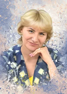 Женский портрет в стиле бьюти. На портрете изображена женщина с короткими светлыми волосами, одетая в тёмно-синюю блузу с геометрическим узором поверх жёлтого топа. Она слегка улыбается, подперев щёку рукой, а фон выполнен в абстрактной технике с брызгами краски в пастельных и насыщенных тонах. Художник: Лариса