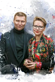 Парный портрет в стиле бьюти. На портрете изображены мужчина и женщина: мужчина в тёмном пиджаке и чёрной водолазке с лёгкой улыбкой, женщина — в ярком цветочном жакете, с очками в чёрной оправе и бокалом в руках. Фон выполнен в абстрактной манере с брызгами белой, синей и красной краски, создающими динамичную и художественную атмосферу. Художник: Ульяна