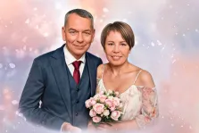 Бьюти, художник Екатерина С На изображении запечатлена пара средних лет, стоящая бок о бок. Мужчина одет в темно-синий костюм с жилетом и красным галстуком. У него короткие седые волосы. Женщина в светлом платье с цветочным принтом держит в руках букет розовых и белых роз. У нее короткая стрижка каре и на шее надето тонкое ожерелье. Бьюти, художник Екатерина С