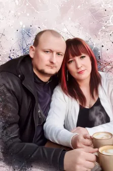 Парный портрет в стиле бьюти. На картине  изображена пара: мужчина в чёрной куртке и тёмной футболке и женщина с рыжими волосами, в белом кардигане поверх чёрного топа. Они сидят рядом, держат кружки с кофе, а фон украшен абстрактными мазками и брызгами краски в пастельных и тёмных тонах, создающими динамичную и художественную атмосферу. Художник Артём