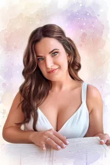 Женский портрет в стиле бьюти. На картине изображена молодая женщина с длинными волнистыми каштановыми волосами, одетая в светлое платье с тонкими бретелями. Она слегка улыбается, опираясь руками на раскрытые документы, а фон выполнен в нежных акварельных оттенках розового, сиреневого и белого, создающих лёгкую и мечтательную атмосферу. Художник Артём