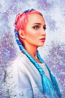 Женский портрет в стиле дрим арт. На портрете изображена молодая женщина с выразительным взглядом, её волосы заплетены в две толстые косы — одна ярко-голубая, другая с розовыми прядями; она одета в светлую свободную одежду. Фон выполнен в абстрактной технике с брызгами и линиями в фиолетово-белых тонах, что придаёт образу динамику и художественную выразительность. Художник: Юлия