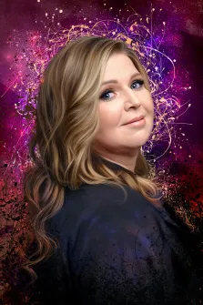 Женский портрет в стиле дрим арт. На шарже изображена женщина с пышными волнистыми светлыми волосами и выразительными голубыми глазами; её лицо слегка наклонено, а на губах играет лёгкая улыбка, придающая образу озорной и дружелюбный характер. Фон выполнен в ярких фиолетово-розовых тонах с абстрактными брызгами и завитками, что подчёркивает игривость и художественную выразительность портрета. Художник: Лариса