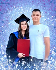 Парный портрет в стиле дрим арт. Девушка в академической мантии и шапочке держит в руках красный диплом, а рядом с ней стоит парень в белой футболке. Оба выглядят довольными и улыбаются, создавая атмосферу радости и торжества по случаю выпускного. Художник Артём