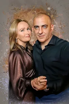 Парный портрет в стиле дрим арт. На портрете изображена пара: женщина с длинными светлыми волосами в коричневой блузе с лёгким блеском и серьгами, нежно прижимающаяся к мужчине с короткими волосами в тёмной рубашке; они держатся за руки и смотрят в камеру с тёплыми улыбками. Фон выполнен в абстрактной манере с размытыми мазками и пятнами в тёплых коричнево-серых тонах, создающими атмосферу уюта и гармонии. Художник: Артём