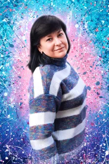 Женский портрет в стиле дрим арт. На портрете изображена женщина с тёмными волосами до плеч, одетая в объёмный свитер с горизонтальными полосами в сине-бело-коричневой гамме. Фон выполнен в стиле абстрактной живописи с яркими брызгами краски в оттенках синего, розового и белого, что придаёт изображению динамичность и художественную выразительность. Художник: Артём