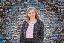 Женский портрет мозаика. На портрете изображена молодая женщина с длинными светлыми волосами, одетая в тёмную куртку поверх светло-розовой блузки; она слегка улыбается и смотрит прямо в камеру. Фон портрета — уникальная фотомозаика из множества мелких снимков, запечатлевших разные моменты жизни: прогулки, встречи с друзьями, путешествия, весёлые и трогательные эпизоды, создающие насыщенную, динамичную «историю» за её спиной. Художник: Ирина