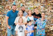 Мозаика, художник Ирина На картине изображена группа из восьми человек, стоящих на фоне, состоящим из множества маленьких фотографий.