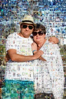 Парный портрет в стиле мозаика. мужчина в шляпе и солнечных очках обнимает женщину, оба одеты в одежду, полностью составленную из множества мелких фотографий. Фон также заполнен коллажем из снимков, создающим эффект единого художественного полотна из личных воспоминаний. Художник Ирина