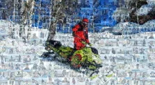 Мужской портрет в стиле мозаика. На картине изображён человек в ярко-красной экипировке, стоящий рядом с зелёным снегоходом на заснеженной местности. Фон представляет собой коллаж из множества фотографий людей, сцен активного отдыха и зимних пейзажей, создающий эффект мозаики и подчёркивающий тематику зимних приключений. Художник Ирина