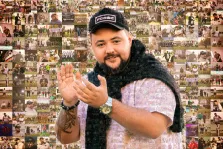 Мужской портрет в стиле мозаика. На переднем плане изображён улыбающийся мужчина в чёрной кепке, с бородой, в шарфе и светлой футболке — он хлопает в ладоши, на его руке видны татуировка, браслет и наручные часы. Фон представляет собой коллаж из множества фотографий, запечатлевших людей, спортивные события и групповые моменты, создающий динамичную и насыщенную атмосферу. Художник Татьяна