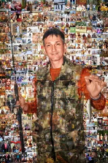 Мужской портрет в стиле мозаика. На портрете изображён мужчина с короткими тёмными волосами, в камуфляжном жилете поверх оранжевой кофты, держащий в одной руке удочку, а в другой — рыбу. Изображение выполнено в виде коллажа: фигура мужчины и фон состоят из множества мелких фотографий, запечатлевших разные моменты жизни и людей. Художник: Ирина