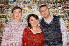 Семейный портрет в стиле мозаика. Алиса
Портрет выполнен в технике фотомозаики: в центре изображены улыбающиеся мужчина, женщина и юноша, словно составленные из множества мелких фотографий. Фон и одежда героев полностью состоят из коллажа жизненных моментов — семейных встреч, праздников, прогулок и повседневных сцен, создающих насыщенную, тёплую атмосферу и подчёркивающих ценность совместных воспоминаний. Художник: Ирина