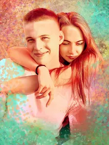 Парный портрет в стиле гранж. На портрете изображена молодая пара: улыбающийся юноша с короткими рыжеватыми волосами в светлой футболке и девушка с длинными рыжими волосами, нежно обнимающая его за плечи. Фон выполнен в мягких пастельных тонах с абстрактными пятнами и переливами, создающими романтическую и мечтательную атмосферу. Художник: Анна