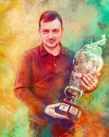 Мужской портрет в стиле гранж. На картине изображён мужчина в бордовой рубашке, уверенно держащий в руках крупный хрустальный трофей с надписью «Кузбасс». Фон выполнен в ярких акварельных оттенках — жёлтых, зелёных и оранжевых, создающих праздничное и динамичное настроение. Художник Павел