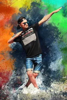 Мужской портрет в стиле гранж. На картине изображён молодой человек в чёрной кепке, солнечных очках, чёрной футболке с принтом, джинсовых шортах и белых кроссовках, застывший в динамичной позе, напоминающей танцевальное движение. Фон выполнен в виде ярких абстрактных разводов краски — преобладают насыщенные оттенки оранжевого, зелёного, синего и жёлтого, создающие энергичную и экспрессивную атмосферу. Художник Артём