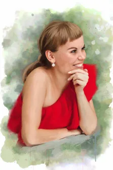 Женский портрет в стиле акварель. На портрете изображена молодая женщина в ярко-красном платье с открытыми плечами, её волосы аккуратно собраны в хвост; она улыбается, задумчиво подперев подбородок рукой, взгляд направлен в сторону. Фон выполнен в мягких акварельных тонах с зелёными и белыми разводами, создающими лёгкую, воздушную атмосферу. Художник: Александра 
