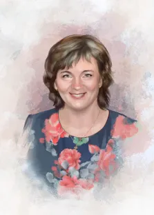 Женский портрет в стиле акварель. На портрете изображена улыбающаяся женщина с короткими каштановыми волосами, в тёмном платье с крупным цветочным принтом в красных и зелёных тонах. Фон выполнен в мягких пастельных оттенках с акварельными разводами, создающими лёгкую и тёплую атмосферу. Художник: Евгения 