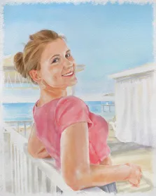 Женский портрет в стиле акварель. На портрете изображена улыбающаяся девушка в розовой футболке, с собранными в пучок светлыми волосами и крупными серьгами; она опирается на перила, слегка повернувшись через плечо. На фоне — спокойное море, пляжные постройки и ясное голубое небо, создающие атмосферу летнего отдыха. Художник: Мария 