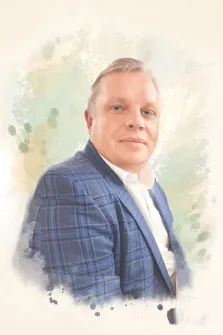 Акварель, художник Евгения Мужской портрет в стиле акварель. На картине изображён мужчина в синем клетчатом пиджаке и белой рубашке, с лёгкой улыбкой на лице. Фон выполнен в мягких пастельных тонах с акварельными мазками, создающими атмосферу спокойствия и гармонии. Художник Евгения