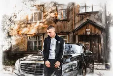 Мужской портрет в стиле акварель. На картине изображён молодой человек в чёрном спортивном костюме Puma, стоящий рядом с элегантным чёрным автомобилем Mercedes-Benz. На фоне — старый деревянный дом с обветшалыми окнами и дверью, создающий контраст между современностью и деревенской атмосферой. Художник Татьяна