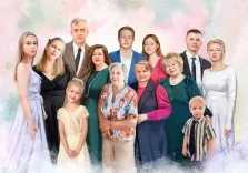 Акварель, художник Александра И Акварель, художник Александра И Изображена картина, на которой запечатлена большая семья. В центре находится пожилая женщина в блузке с цветочным принтом и светлых брюках. Фон картины размытый, в пастельных тонах с преобладанием розового, зелёного и белого цветов. Внизу картины присутствует размытый эффект, напоминающий дымку или облака.