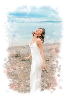 Женский портрет в стиле акварель. На картине изображена женщина в длинном белом платье, стоящая на галечном берегу у моря. Она запрокинула голову, смеётся и выглядит абсолютно счастливой, а мягкий акварельный фон с размытыми бликами создаёт ощущение лёгкости и безмятежности. Художник Евгения