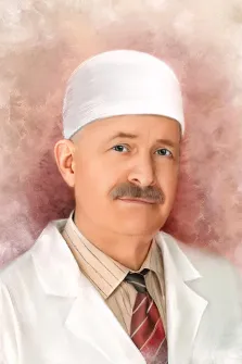 Мужской портрет в стиле акварель. На картине изображён мужчина в белом медицинском халате, полосатой рубашке и галстуке в красно-белую полоску; на голове у него белая медицинская шапочка. Его лицо выражает спокойствие и уверенность, взгляд направлен прямо на зрителя. Фон выполнен в мягких розовато-бежевых тонах с лёгкой текстурой, создающей ощущение официальности и сдержанности. Художник Анна