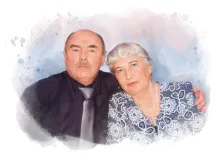 Парный портрет в стиле акварель. На картине изображён парный портрет пожилой пары, выполненный в акварельной технике: мужчина в тёмной рубашке и галстуке обнимает женщину в блузке с цветочным узором, украшенную жемчужным ожерельем. Фон портрета — мягкий, размытый, с акварельными пятнами голубых и розовых оттенков, создающими лёгкую и тёплую атмосферу. Художник Евгения 