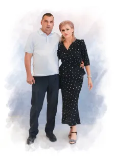 Парный портрет в стиле акварель. На картине изображён парный портрет: мужчина в белой рубашке-поло и тёмных брюках стоит рядом с женщиной в чёрном платье в белый горошек, на каблуках, с аккуратной причёской и серьгами. Фон выполнен в светлых акварельных тонах с мягкими голубыми мазками, создающими лёгкую и гармоничную атмосферу. Художник Евгения