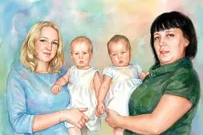 Семейный портрет в стиле акварель. На картине изображён семейный портрет: две женщины держат на руках двух малышей в белых платьях. Фон выполнен в мягких акварельных тонах — преобладают голубые, зелёные и пастельные оттенки, создающие тёплую и нежную атмосферу. Художник Ирина