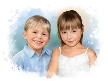 Детский портрет в стиле акварель. На картине изображены улыбающиеся мальчик и девочка: мальчик в светло-голубой рубашке с короткими светлыми волосами, девочка — в белом платье с тонкими бретелями и аккуратной чёлкой. Фон выполнен в нежных акварельных тонах с размытыми голубыми и белыми пятнами, создающими лёгкую и радостную атмосферу. Художник  Евгения