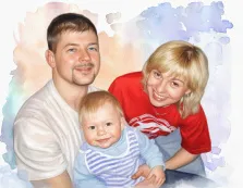 Семейный портрет в стиле акварель. На картине изображён семейный портрет: мужчина в белой футболке, женщина в красной футболке с рисунком и улыбающийся малыш в голубом комбинезоне с белыми полосками. Все трое выглядят счастливыми, фон выполнен в нежных акварельных оттенках — сочетание голубых, сиреневых и персиковых тонов создаёт тёплую и уютную атмосферу. Художник Александра