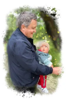 Семейный портрет в стиле акварель. На картине изображён мужчина в тёмно-синей куртке, нежно держащий на руках малыша в полосатой шапочке, светло-голубой куртке и красных брюках. Они находятся на фоне зелёной природы, мужчина с тёплой улыбкой смотрит на ребёнка, создавая атмосферу уюта и заботы. Художник Евгения
