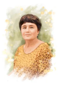 Женский портрет в стиле акварель. На портрете изображена женщина с короткими тёмными волосами, в жёлтом платье с цветочным узором и изящным ожерельем на шее. Фон выполнен в мягких акварельных тонах с золотистыми бликами, создающими лёгкую и тёплую атмосферу вокруг образа. Художник: Евгения А