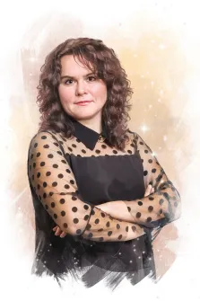 Женский портрет в стиле акварель. На портрете изображена женщина с волнистыми каштановыми волосами до плеч, одетая в чёрное платье с прозрачной блузой в крупный чёрный горох; она стоит, скрестив руки, с лёгкой улыбкой на лице. Фон выполнен в светлых, тёплых тонах с лёгкими блестящими акцентами, создающими ощущение лёгкости и элегантности. Художник: Евгения 