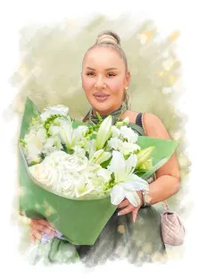 Женский портрет в стиле акварель. На портрете изображена женщина с аккуратной причёской — волосы собраны в высокий пучок; она одета в элегантное тёмно-зелёное платье и держит в руках пышный букет белых лилий и роз, завёрнутый в зелёную бумагу. На её запястье видны часы, через плечо перекинута небольшая стёганая сумочка, а на лице — мягкая, доброжелательная улыбка. Художник: Евгения 